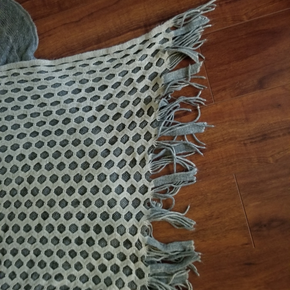 Poncho - Picture 2 of 2